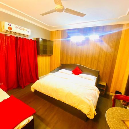 Osakataj Hotel Агра Екстериор снимка