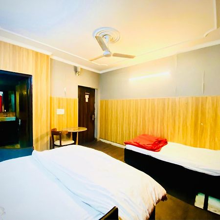 Osakataj Hotel Агра Екстериор снимка