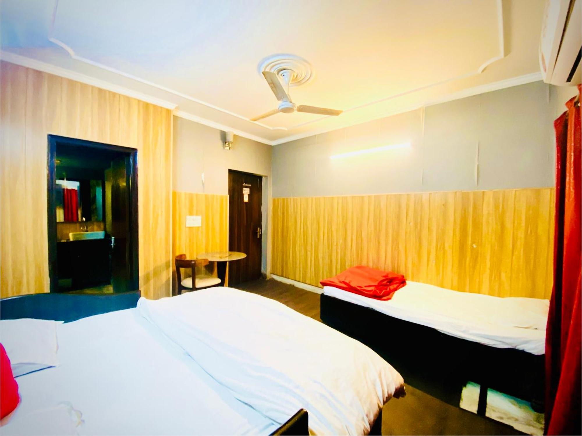 Osakataj Hotel Агра Екстериор снимка