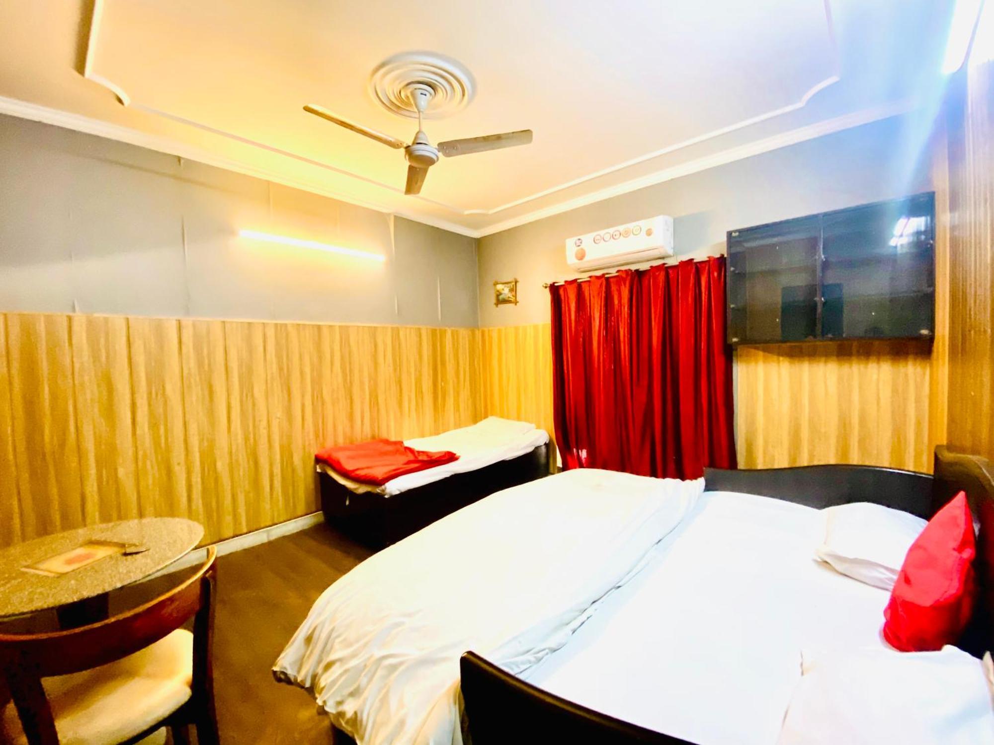 Osakataj Hotel Агра Екстериор снимка