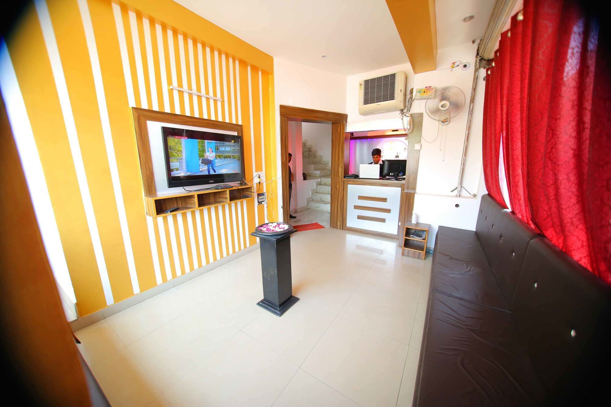Osakataj Hotel Агра Екстериор снимка