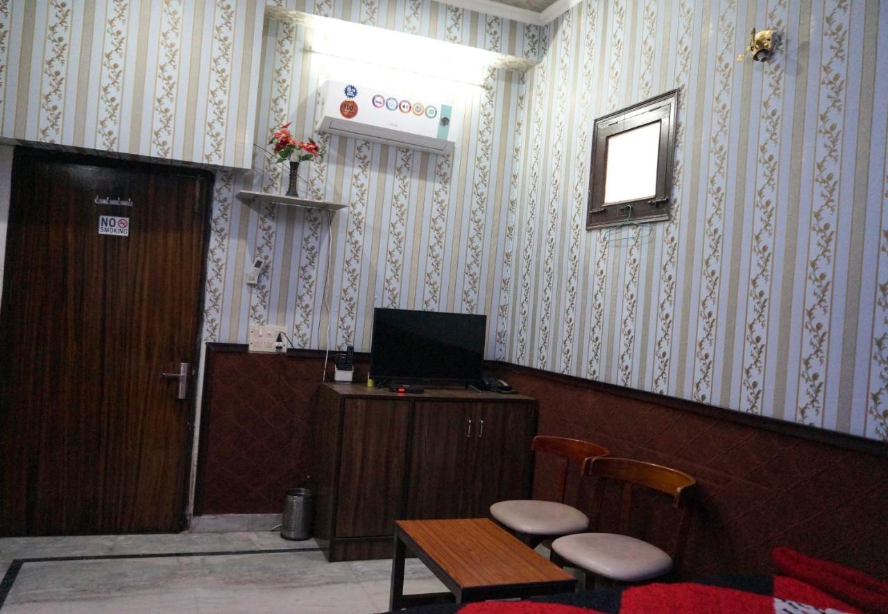 Osakataj Hotel Агра Екстериор снимка