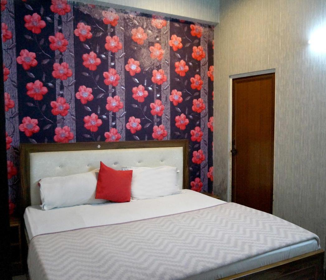 Osakataj Hotel Агра Екстериор снимка