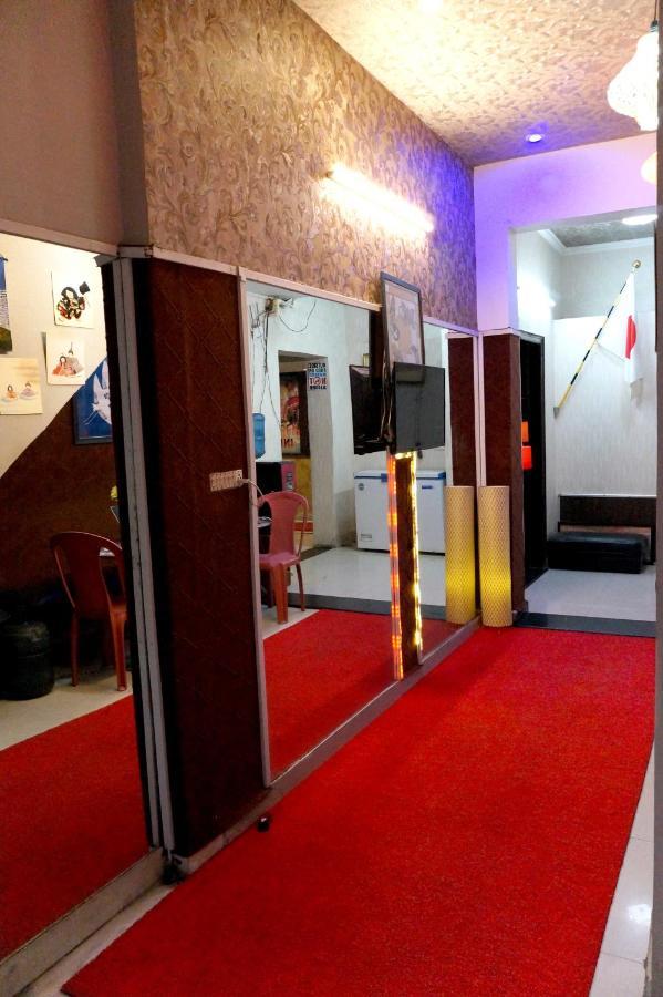 Osakataj Hotel Агра Екстериор снимка
