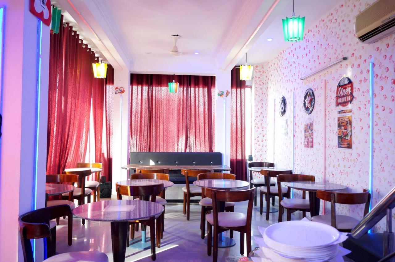 Osakataj Hotel Агра Екстериор снимка