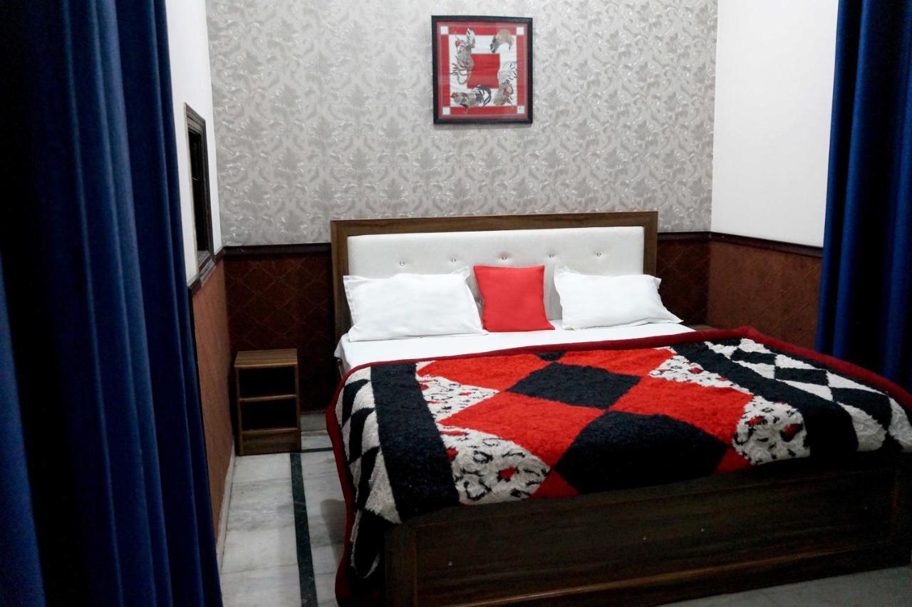 Osakataj Hotel Агра Екстериор снимка