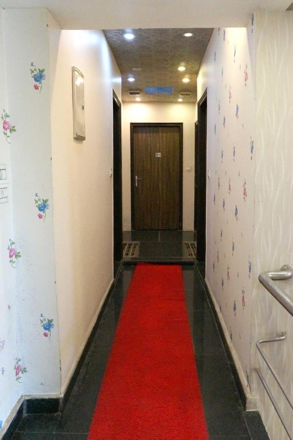Osakataj Hotel Агра Екстериор снимка